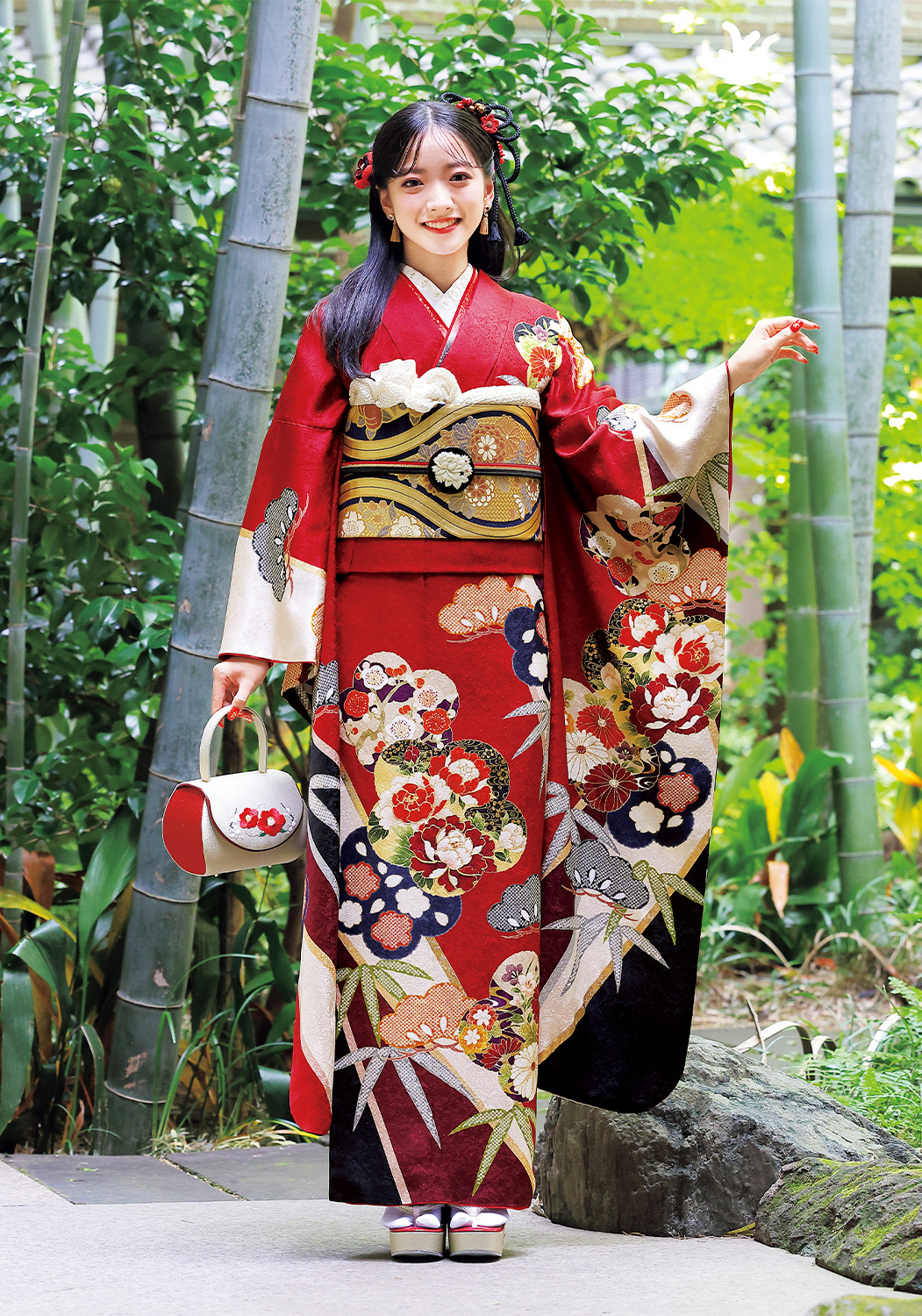 濃い赤の振袖を着た女性の画像