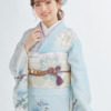 薄い水色の振袖を着た女性の画像