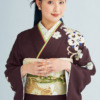 濃い茶色の振袖を着た女性の画像