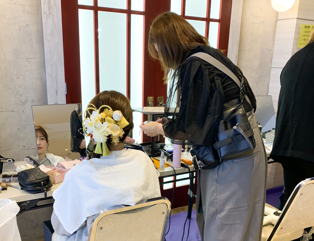 2025年1月12日二十歳のつどい式典出席のため和とわにてヘアアレンジをする様子