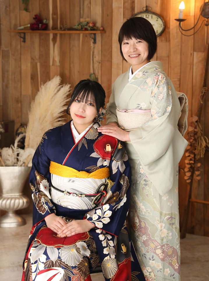 成人式を記念して着物姿の母と前撮り撮影する女性の画像