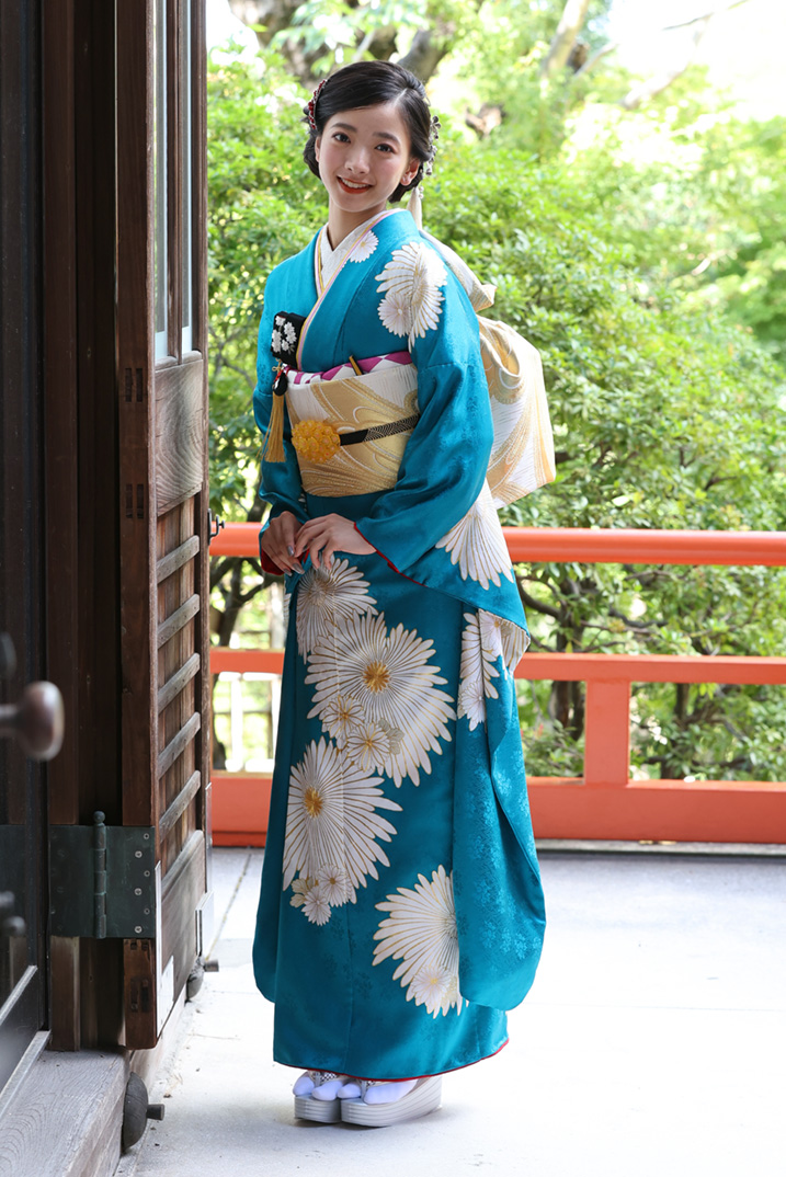 ターコイズの着物を着ている女性の画像
