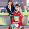 振袖を着た女性と母の画像