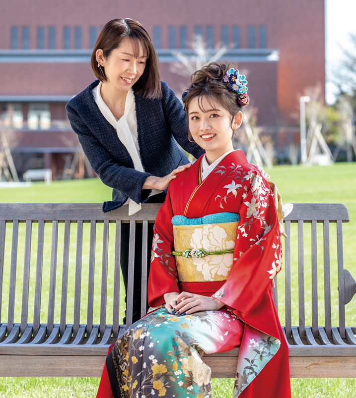 振袖を着た女性と母の画像