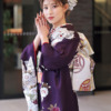 紫の振袖を着てポーズをとる女性の画像