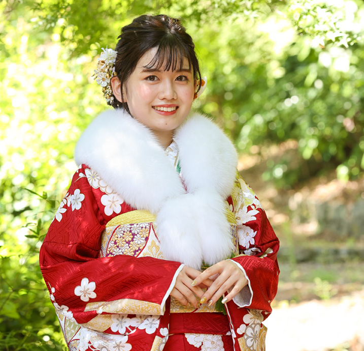 赤い振袖にファーを付けた女性の画像