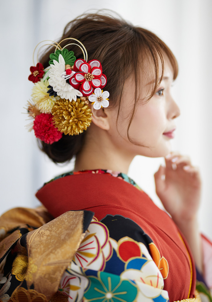 振袖姿に華やかな髪飾りを付けた女性の画像