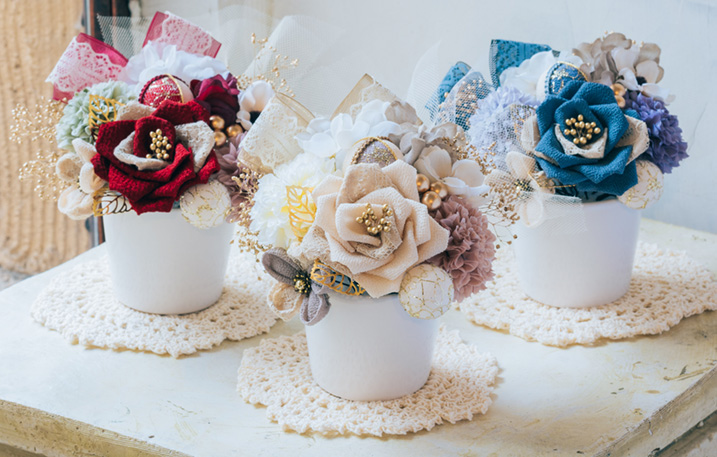 振袖用の髪飾りの画像
赤系、青系、ベージュ系