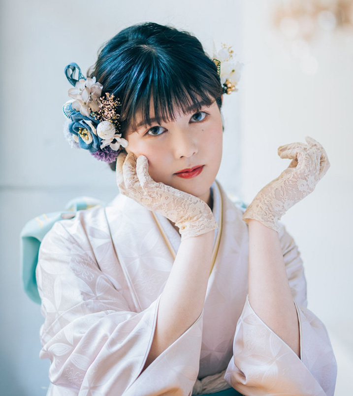 振袖姿にレーズの手袋をした女性の画像