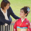 赤い振袖を着た女性とその母親の画像