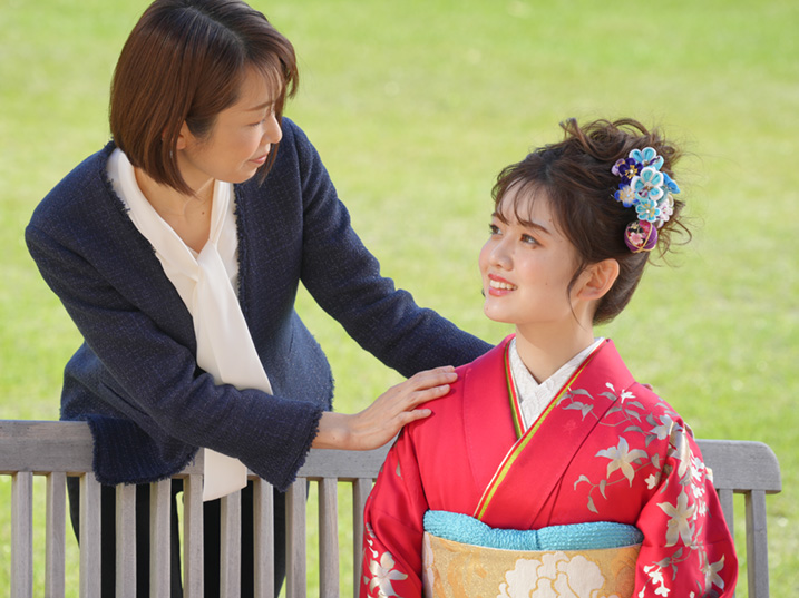赤い振袖を着た女性とその母親の画像