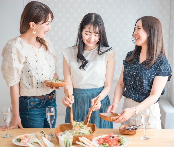 食事会の様子の画像