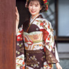 茶色の振袖を着た女性の画像