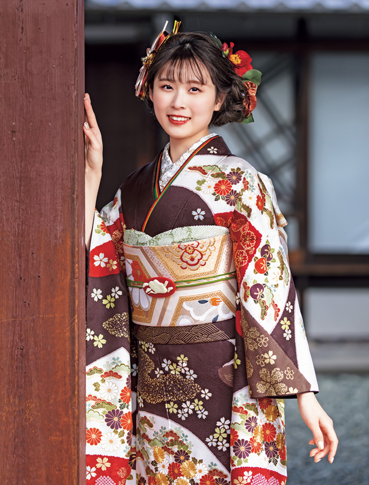 茶色の振袖を着た女性の画像