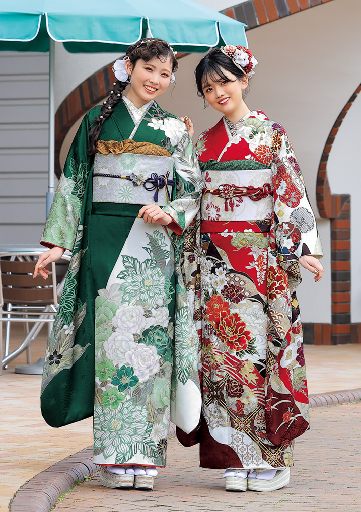 緑と赤の振袖を着た二人の女性の画像