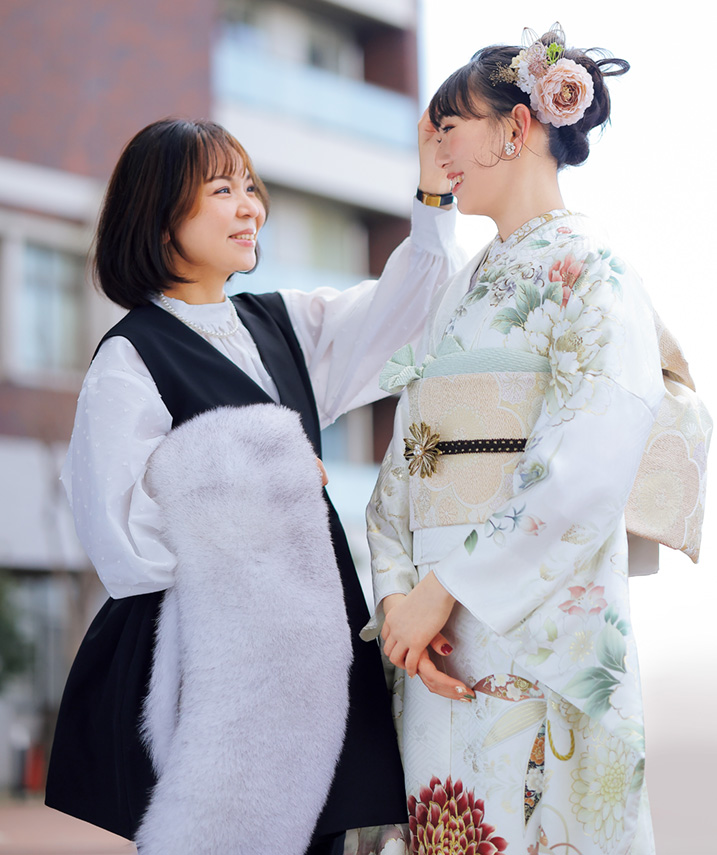 白い振袖を着た女性とその母親とのツーショット画像