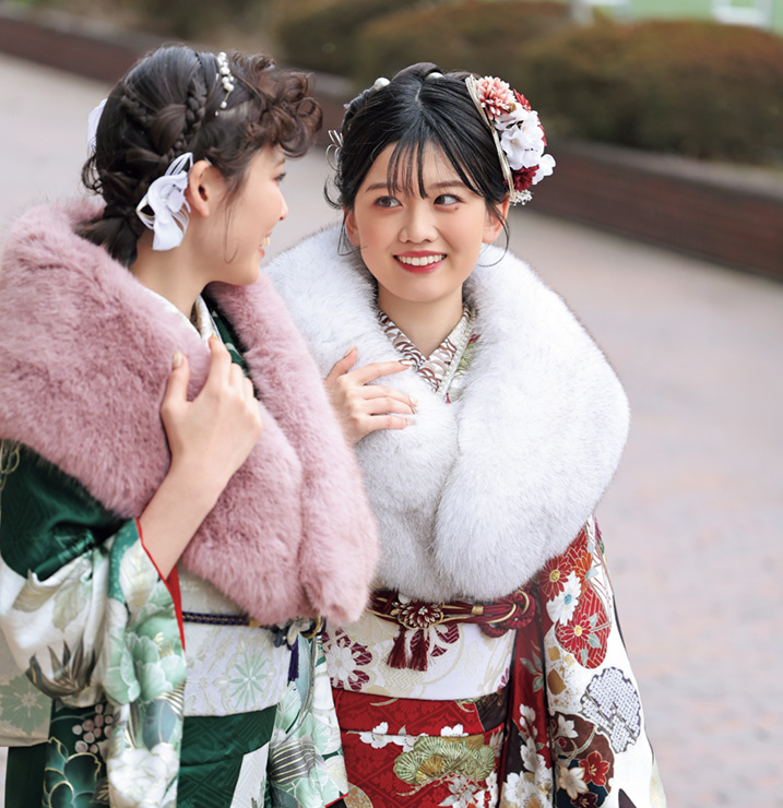 振袖を着て歩く女性の画像