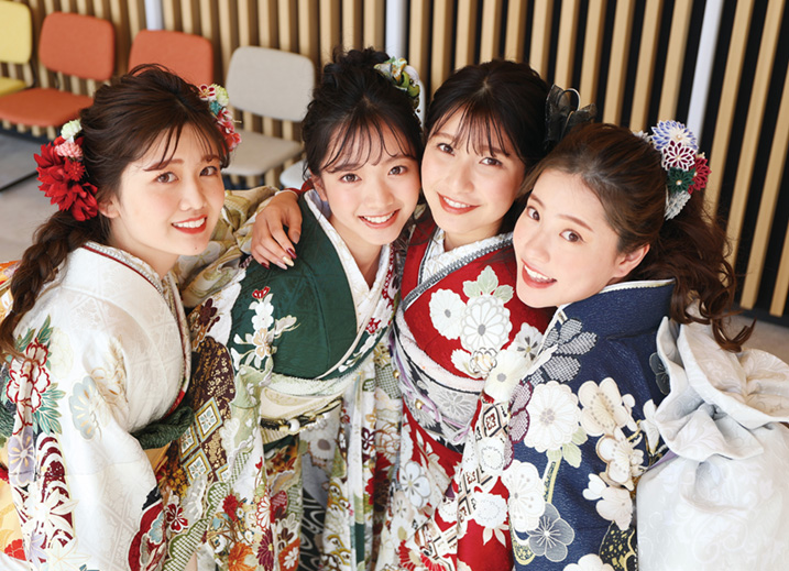 四人の女性が振袖を着てポーズをとる画像