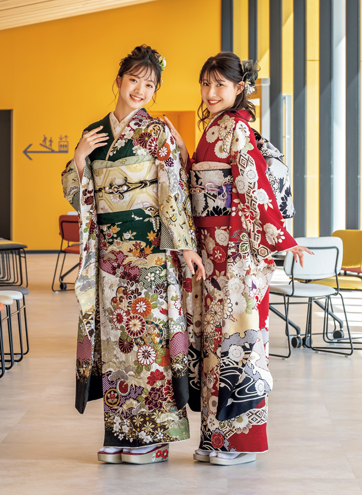 緑の振袖と赤の振袖を着た二人の女性の画像