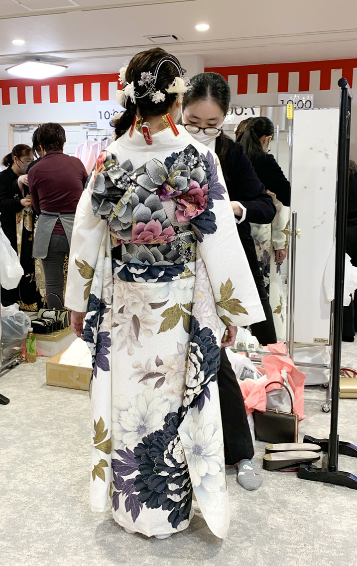 2026年1月11日岩手県内二十歳の集いに向け和とわ総本店での振袖着付けの様子、白い振袖