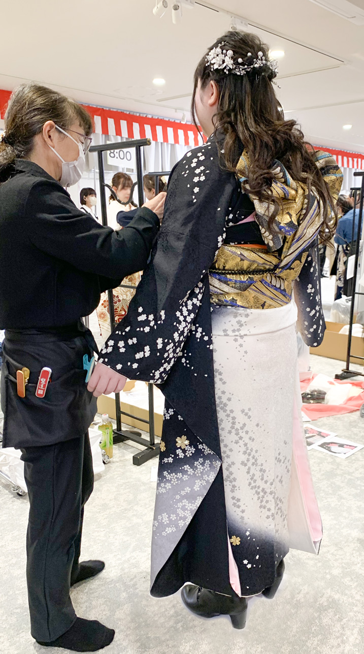 2026年1月11日岩手県内二十歳の集いに向け和とわ総本店での振袖着付けの様子、黒い振袖