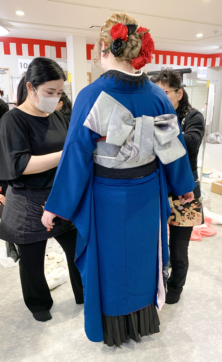 2026年1月11日岩手県内二十歳の集いに向け和とわ総本店での振袖着付けの様子、ブルーの振袖