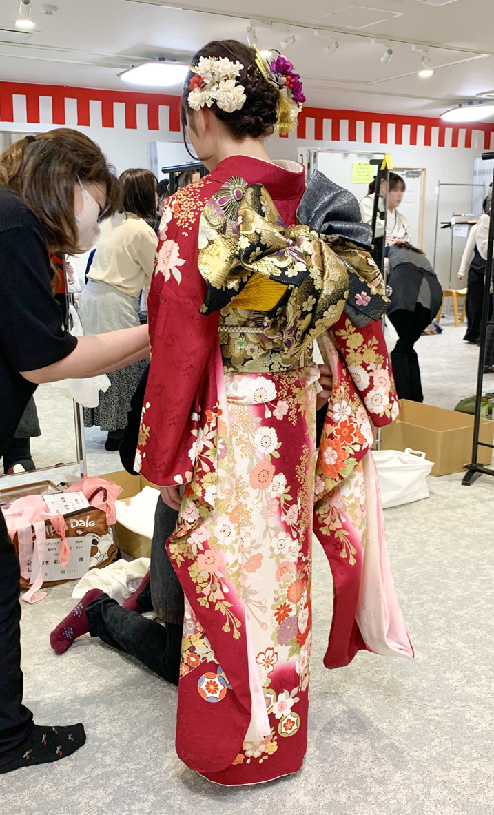 2026年1月11日岩手県内二十歳の集いに向け和とわ総本店での振袖着付けの様子、赤い振袖
