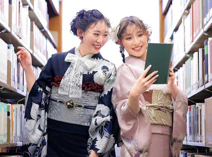 紺色とピンクの振袖を着た二人の女性の画像