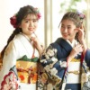 白と紺色の振袖を着た2人の女性の画像