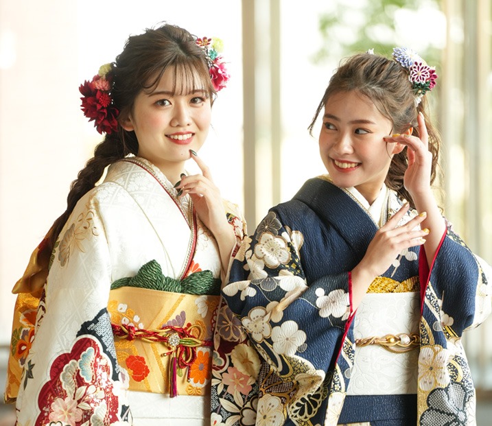 白と紺色の振袖を着た2人の女性の画像